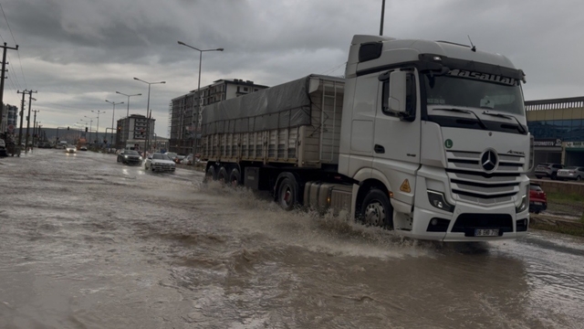 Ergani'yi sağanak vurdu, yollar göle döndü