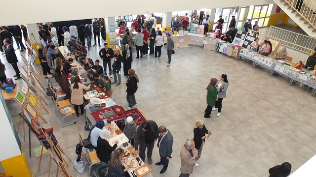 Balıkesir'de öğrencilerin yıl sonu sergisi yoğun ilgi gördü