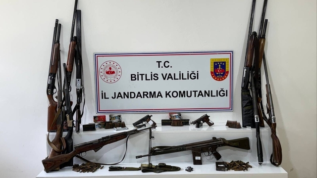 Bitlis'te 20 adrese eş zamanlı baskın: Çok sayıda silah, mühimmat ele geçirildi