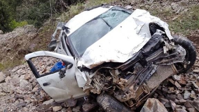 Taklalar atarak uçuruma yuvarlanan otomobilden yaralı kurtuldu