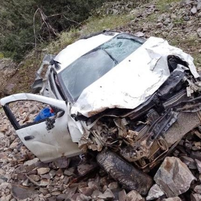 Taklalar atarak uçuruma yuvarlanan otomobilden yaralı kurtuldu