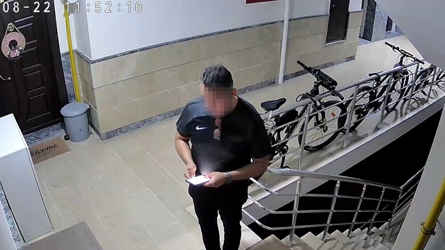 Görevlinin karısını öldüren şahıs, cinayetten sonra ellerini yıkamış
Karısını öldürmek için gittiği binada görevlinin eşini öldüren sanığın yargılanmasına başlandı