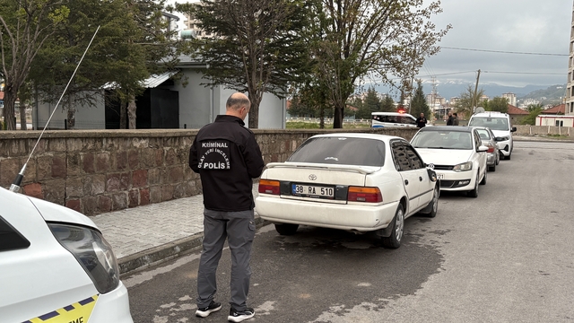 Cinayet şüphelilerinin kaçtıkları otomobil ikametlerinin yakınında bulundu
Otomobili park edip, kayıplara karışan şahısları yakalamak için çalışmalar sürüyor