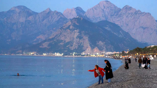 Antalya'da Hıdırellez dilekleri, günün ilk ışıklarıyla suyla buluştu