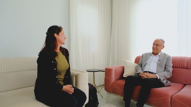 Afetzede aile Antakya Belediyesi'nin Yerinde Dönüşüm Projesi'yle yeni yuvasına kavuştu