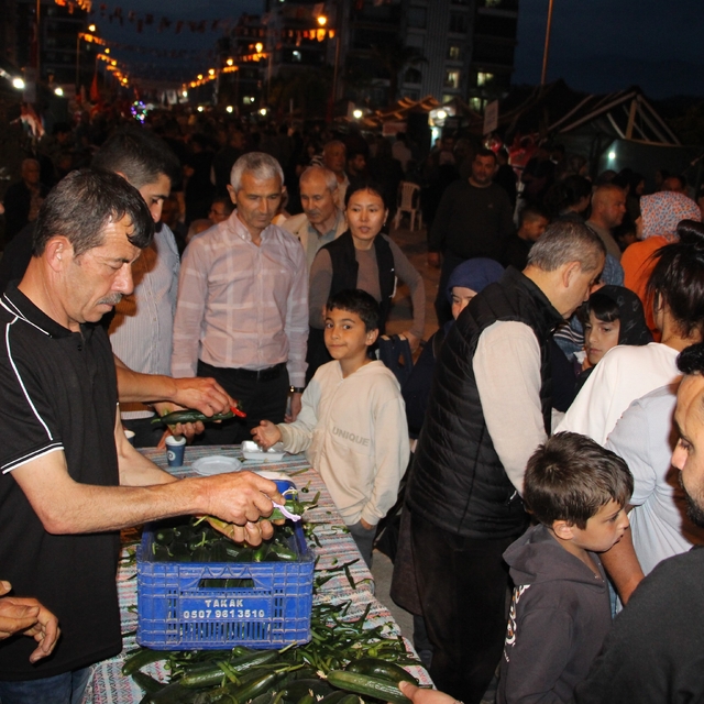 Çocukluğunda yediği salatalığı unutamayan muhtar 1 ton salatalık dağıttı