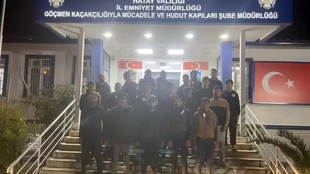 Hatay'da 19 göçmen yakalandı, organizatör 2 sürücüye 350 bin TL ceza uygulandı