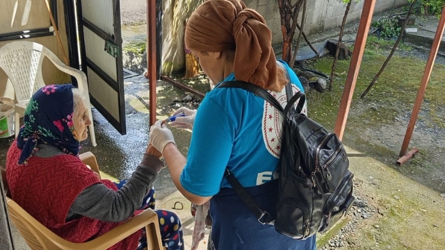 Erzin'de yaşlı vatandaşların evinde vefa temizliği gerçekleştiriliyor