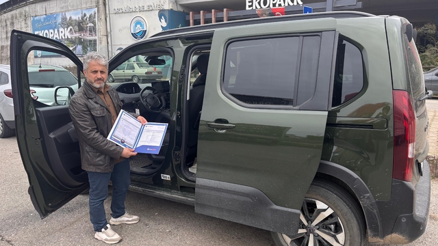 Sıfır aldığı aracı ekspertizde boyalı çıktı, yetkili servis iki farklı rapor verdi
Trabzonlu Engin Siyah, yetkili bayiden sıfır kilometre aldığı Peugeot aracını bir yıl sonra satmak isterken kapısının sök-tak ve boyasında yüksek mikron değerinin olduğunu öğrendi
Yetkili servisin ilk incelemesinde kapıda işlem bulunduğu yönünde değerlendirme yapılırken, ikinci raporda aracın fabrikasyon olduğu ve herhangi bir boya ya da sök-tak izine rastlanmadığı belirtildi