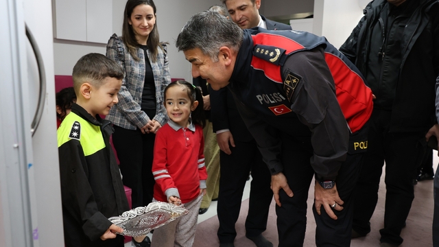 Erzurum'da minik dadaşlardan "Emniyet kemeri" farkındalığı