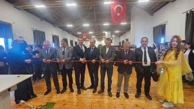 Ayvalık'ta Türk mitolojisi sergisine yoğun ilgi
Ayvalık Anadolu Lisesi öğrencilerinden kültürel mirasa sanatsal dokunuş