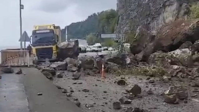 Artvin'de Sarp Sınır Kapısı yolunda heyelan
