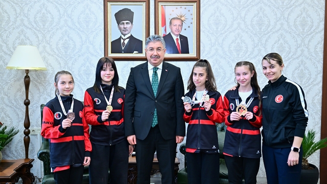 Vali Yılmaz, sporcu Gülsena Karakuyulu ve öğrencilerini makamında ağırladı
