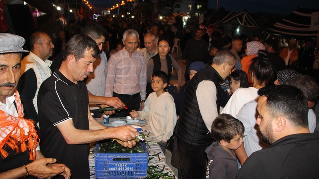 Çocukluğunda yediği salatalığı unutamayan muhtar 1 ton salatalık dağıttı