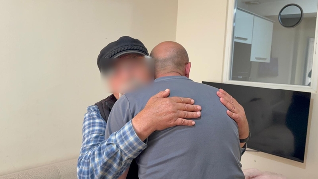 İBAN'ları arkadaşıyla paylaştı, 71 yaşındaki babasıyla aynı koğuşta hapis yattı
Kendisinin ve babasının 6 yıl önce verdiği IBAN numaraları dolandırıcılıkta kullanıldı, haklarında 20 suç dosyası açıldı, 400 bin TL borç çıktı
Arkadaşı tarafından dolandırıldığını iddia eden A.Ü.: "Şu anda 30 yıla kadar hapis yatma ihtimalim var"
"Yaşlı babamla aynı cezaevinde yatmak kötü bir şey"