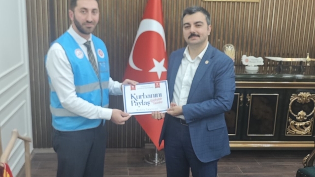 Dicle Kaymakamı Atış'tan Türkiye Diyanet Vakfına kurban bağışı