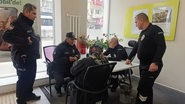 Emekliyi, dolandırılmaktan güvenlik görevlileri ve polisler kurtardı