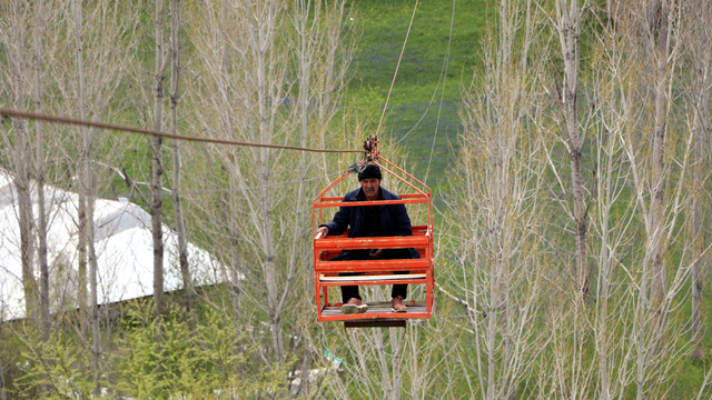 Karadeniz'de gördü, Van'da uyguladı; teleferik sistemi ile bahçesine 40 dakika yerine 40 saniyede ulaşıyor