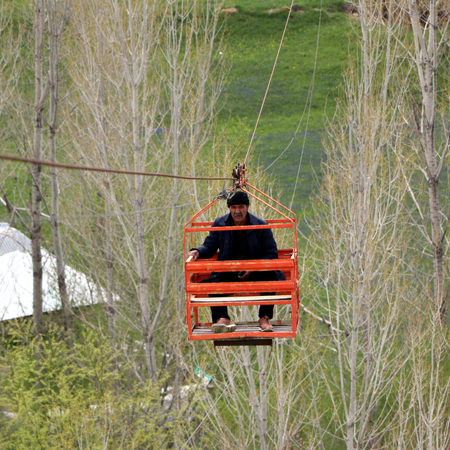 Karadeniz'de gördü, Van'da uyguladı; teleferik sistemi ile bahçesine 40 dak...