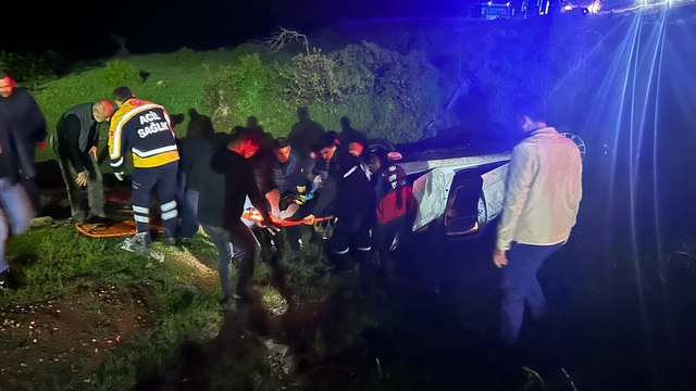 Cenazeye gidenlerin bulunduğu otomobil, şarampole yuvarlandı; 4 yaralı