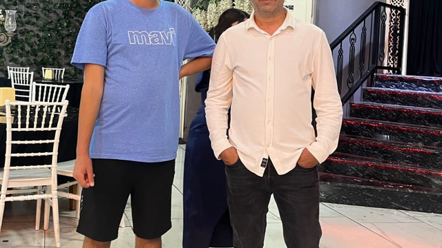 Otizmli oğlunun saldırgan davranışları çaresiz bıraktı