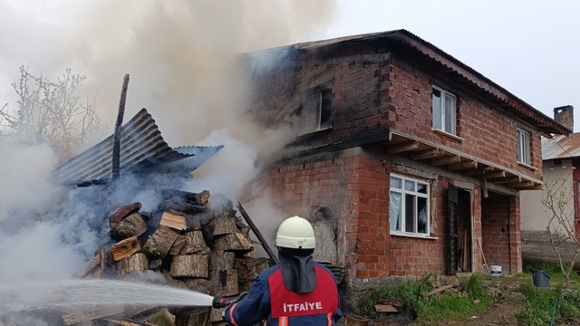 Sivas'ta kömürlükte çıkan yangın hasara neden oldu