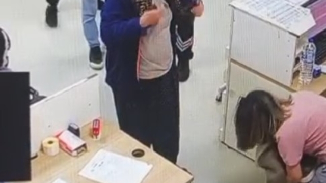 Hastane kantininde boğazına şeker kaçan Mina'yı hemşire kurtardı