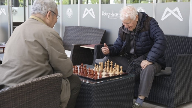 Mersin'de emekliler dolu dolu günler geçiriyor