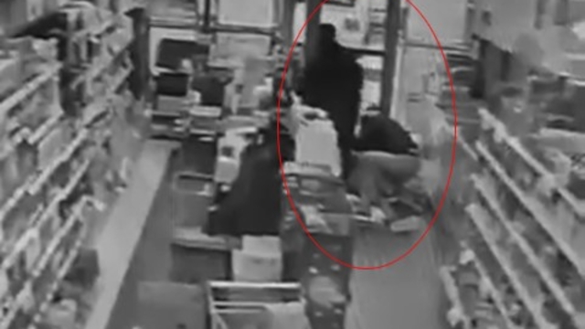 Marketteki jandarma sayesinde hayata döndü
Süpermarkette kalp krizi geçiren müşteriyi jandarma kurtardı
Yere yığılan vatandaşa dakikalarca kalp masajı yapan jandarma ekibi hayat kurtardı