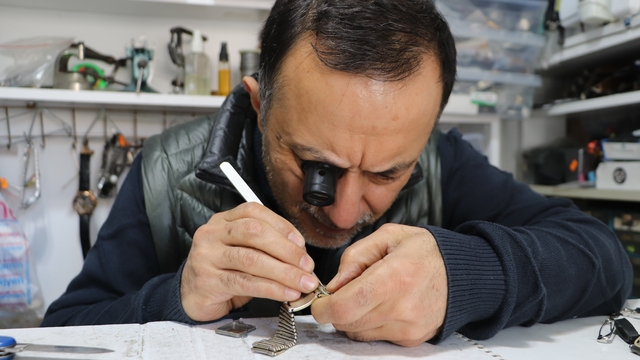 Büyük mekanizmadan kol saatlerine saatçilik mesleğinin sabır isteyen yolculuğu
Eskişehir'de 30 yıllık saat ustası, meseğin inceliklerini anlattı
Saat Ustası Harun Özden: "İşin sırrı merak ve doğru ekipman"