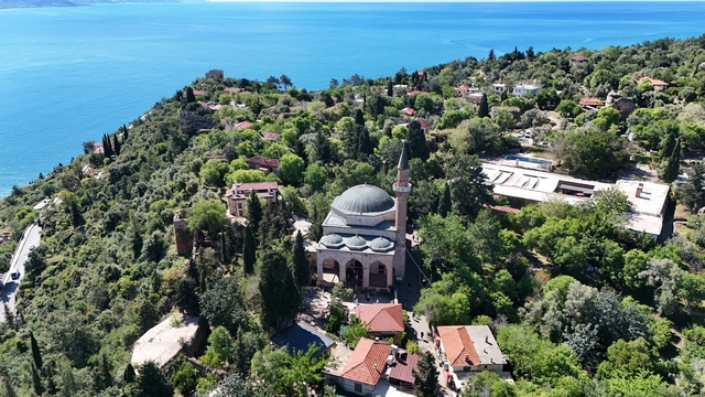 Alanya Kalesi'ndeki 800 yıllık miras turist akınına uğruyor
Selçuklu'dan Osmanlı'ya uzanan mimari: Süleymaniye Camii
Tarihi dokusunu koruyan cami yerli ve yabancı turistleri ağırlıyor