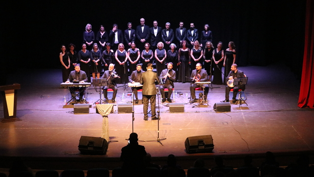 43 yıllık marangoz sahnede solist oldu