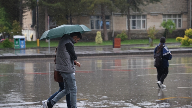 Elazığ bir yılda aldığı yağışın daha fazlasını 5 ayda aldı
Meteoroloji 13. Bölge Teknik Şube Müdürü Öztürk:
"2025 yılında metrekareye 350 kilogram yağış düştü, 2026 yılında ise 5 aylık periyotta 420 kilogram yağış oldu"
"Geçen yıla oranla ise yüzde 80 üzerinde gerçekleştiği kaydedilmiştir"
"Rekor yağış beklenebilir"