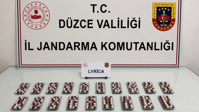 İl dışından Düzce'ye uyuşturucu sevkiyatına jandarma engeli
Düzce'de piyasaya uyuşturucu süreceklerdi, yakalandılar