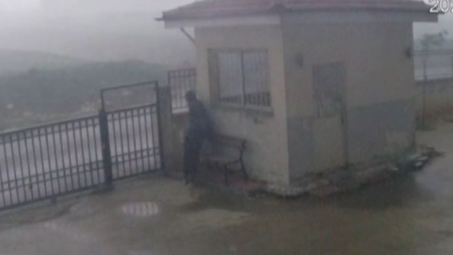 Gaziantep'te fırtınaya yakalanan çobanın zor anları kamerada