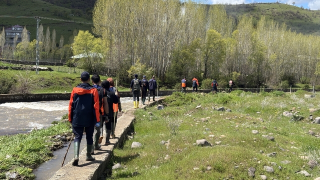 Bingöl'de kayıp emekli öğretmeni 229 personel arıyor