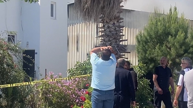 Ayakta durmakta güçlük çekti, deposunun yanışını gözyaşlarıyla izledi
Antalya'da alev alev yanan depo yangını kontrol altına alındı