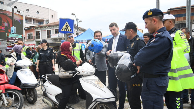 Balıkesir'de Trafik Haftası dolayısıyla motosiklet sürücülerine kask dağıtıldı