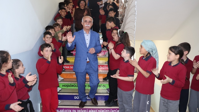 Emekliye ayrılan 47 yıllık öğretmeni 'Hatıran Yeter' şarkısıyla uğurladılar