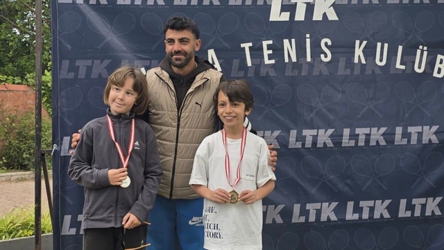 Minikler tenis turnuvasından başarılarla döndü
