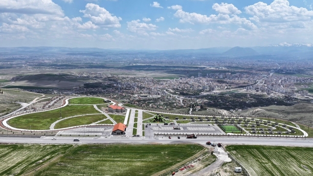 Başkan Çolakbayrakdar: "Erciyes manzaralı millet bahçesi, doğa, manzara ve huzurun buluştuğu yer"
Erkilet Millet Bahçesi, Kafe Sinan ve seyir terasıyla dolu dolu bir yaza hazırlanıyor