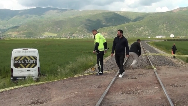 Gaziantep'te öğrenci servisine tren çarptı: 13 öğrenci hafif yaralandı