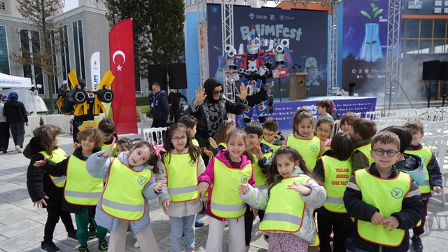 BİLİMFEST Samsun'a görkemli açılış
Samsun Büyükşehir Belediye Başkanı Halit Doğan:
"Çocuk ve gençlerin yarının dünyasına en donanımlı şekilde hazırlanması gerektiğine inanıyoruz"