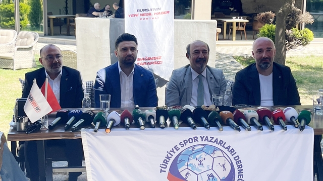 Enes Çelik: "Transferde önceliğimiz bonservissiz oyuncular"
Bursaspor Başkanı Enes Çelik:
"Yolculuğumuz devam ediyor, hedef Süper Lig"
"12 milyon euroluk bütçe planladık, transferde öncelik bonservissiz oyuncular"
"Minimum 7 oyuncuyla yollar ayrılacak"
"Kamp dönemine kadar bütün transferleri bitireceğiz"