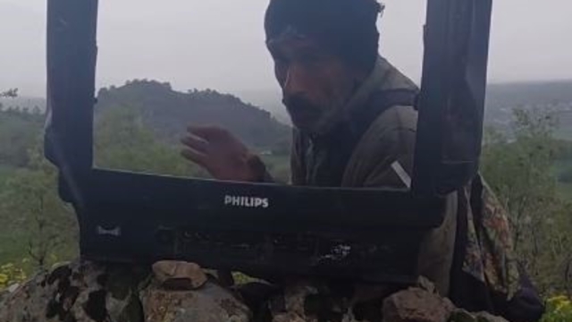 Elazığ'da çoban, kırık televizyonla hava durumu sunup doluya karşı uyardı