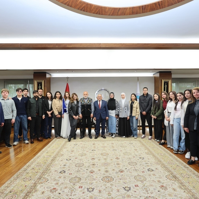 Türk Dünyası gençleri, Kültür Başkenti Kayseri'de Başkan Büyükkılıç'ı ziyar...