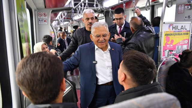 Başkan Büyükkılıç, tramvayda vatandaşların talep ve önerilerini dinledi