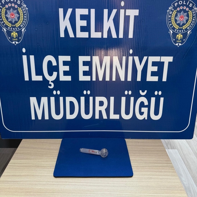 Gümüşhane'de şase numarası değiştirilmiş araç ve binlerce kaçak malzeme ele...
