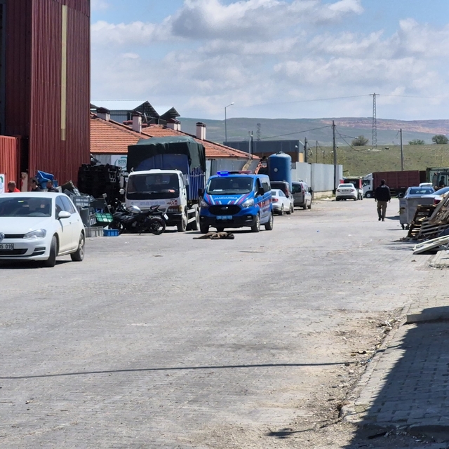 Makineye ayakları sıkışan işçi ağır yaralandı