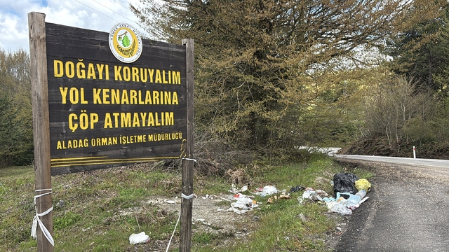 Bolu'da pes dedirten görüntü: 'Çöp atmayın' tabelasının altını çöple doldurdular